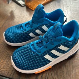 Adidas 9.5 Tennis Shoes